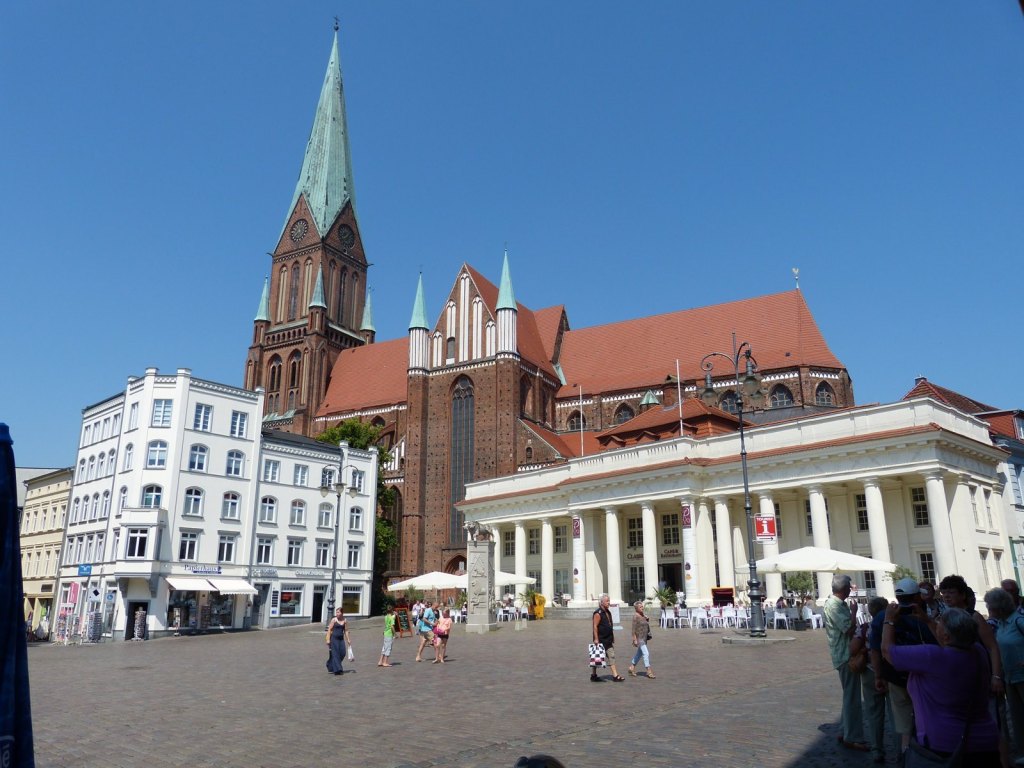 Martensmarkt in Schwerin: drei Tage Mittelalter und ein Fass Wein aus Lübeck