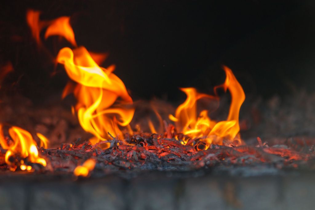 Zwei Brände in wenigen Stunden: Brennende Papiertonne setzt Hausfassade in Schwerin in Brand