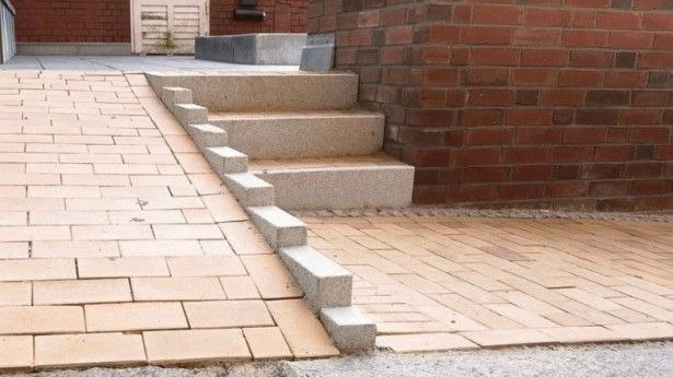 Die behinderteste Rampe Deutschlands steht in Schwerin – jetzt mit Festbeleuchtung